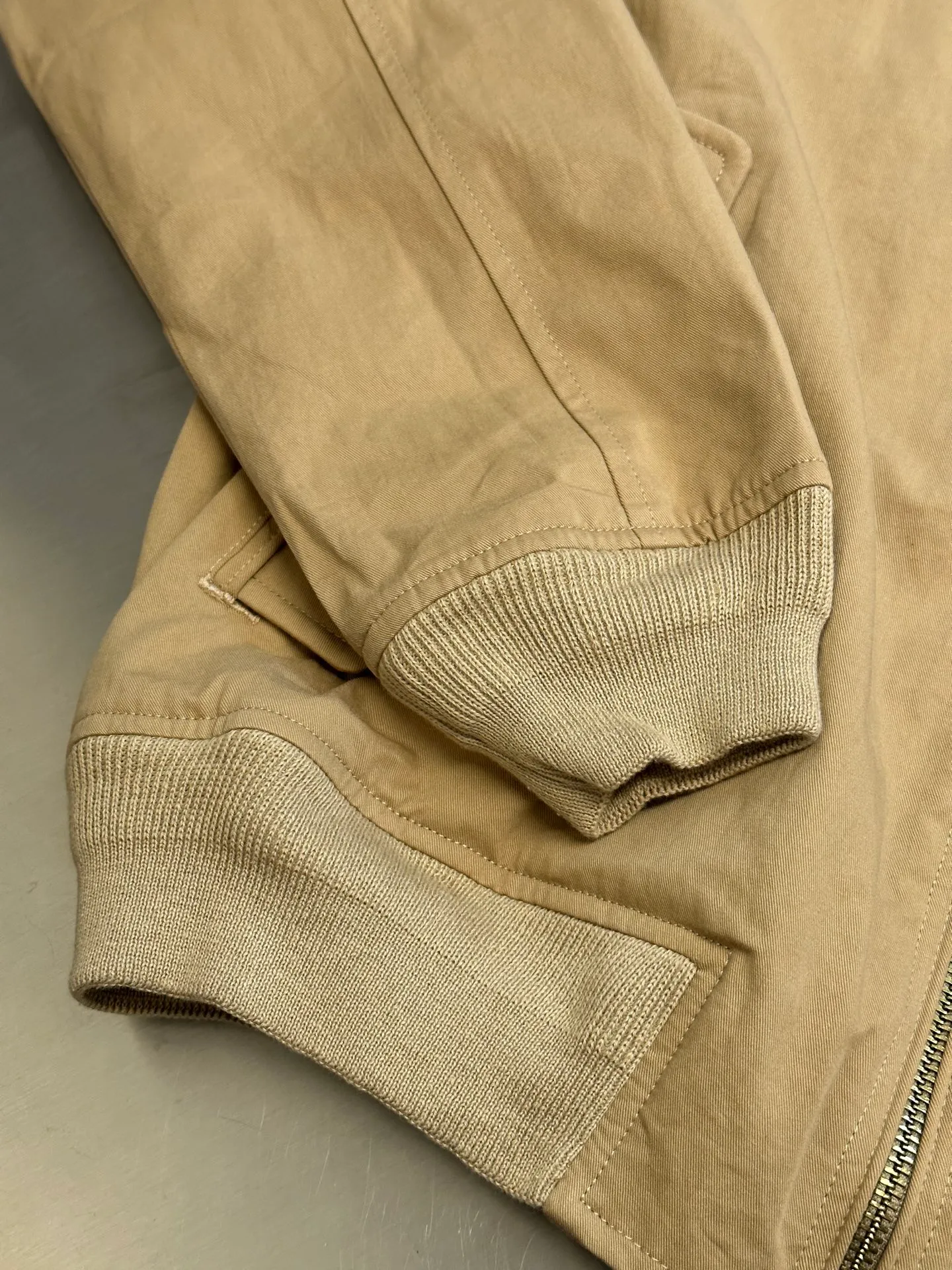 🅿️560 Ralph Lauren embroidered zipper jacket is made of custom-made fine cotton twill elegant fabric, with khaki as the background color, and exquisite pony logo embellishment, bringing an atmosphere of freedom and vitality, injecting the soul charm of the brand.  Using imported machine embroidery technology, advanced computer control systems and precision mechanical components are used to achieve the iconic pony embroidery operation.  The template machine opens the bag, and the preset template guides the position, shape and size of the bag. The accuracy ensures the quality of the bag opening effect. Infrared positioning cutting machine. The infrared transmitter and infrared receiver are used to achieve precise positioning of the material, and the accuracy can reach the micron level, thereby meeting the effect of high-precision cutting of plaid alignment.  size：s m l xl